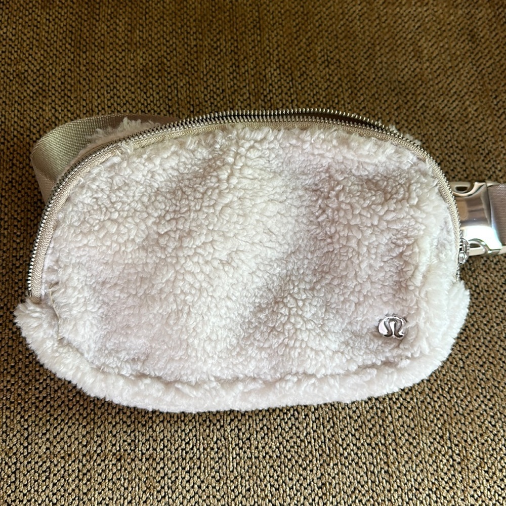 Lululemon Everywhere Belt Bag White Sherpa